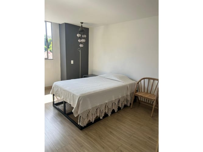 Apartamento de 3 alcobas en arriendo en Los Naranjos, Medellín, 220 m² · foto 4 de 12