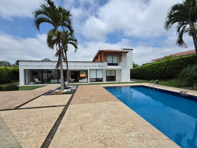 Casa de 5 alcobas en venta en Galicia, Pereira, 1600 m² · foto 2 de 24