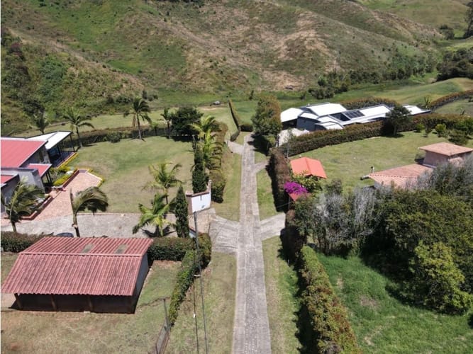 Lote en venta en Cristo Rey, El Carmen de Viboral, 2188 m² · foto 3 de 3