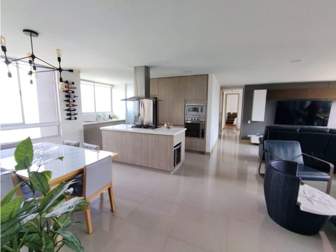 Apartamento de 2 alcobas en arriendo en El Poblado, Medellín, 137 m² · foto 2 de 24