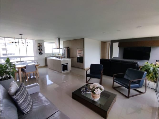 Apartamento de 2 alcobas en arriendo en El Poblado, Medellín, 137 m² · foto 3 de 24