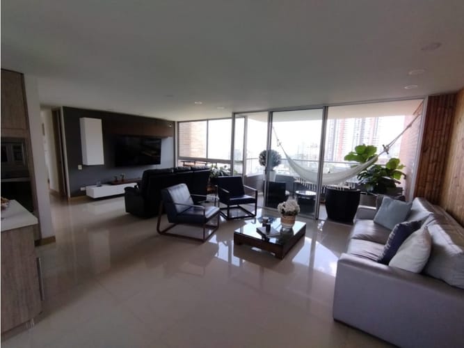 Apartamento de 2 alcobas en arriendo en El Poblado, Medellín, 137 m² · foto 10 de 24