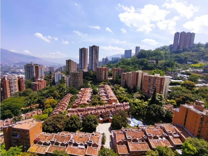 Apartamento de 2 alcobas en arriendo en El Poblado, Medellín, 137 m² · foto 13 de 24