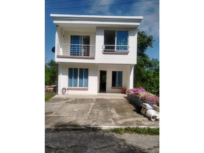 Casa de 3 alcobas en venta en Girardot, Girardot, 216 m² · foto 2 de 21