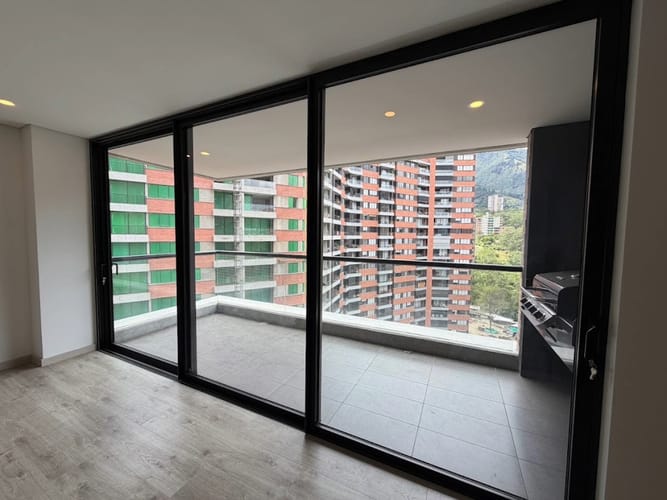 Apartamento de 2 alcobas en venta en El Poblado, Medellín, 101 m² · foto 4 de 24