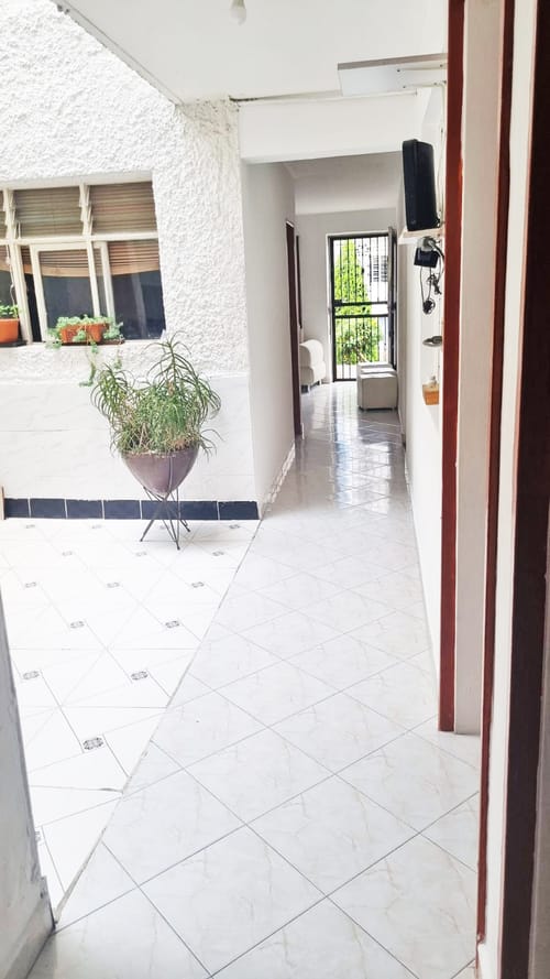 Casa de 8 alcobas en venta en Laureles, Medellín, 198 m² · foto 2 de 17