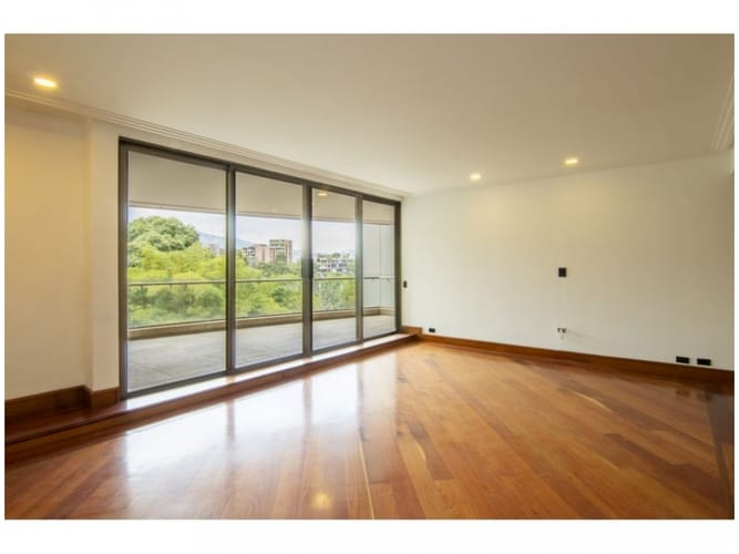 Apartaestudio en venta en El Castillo, Medellín, 180 m² · foto 2 de 24