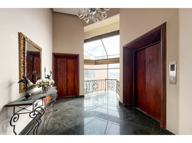 Apartamento de 4 alcobas en venta en Los Rosales, Bogotá, 454 m² · foto 4 de 24