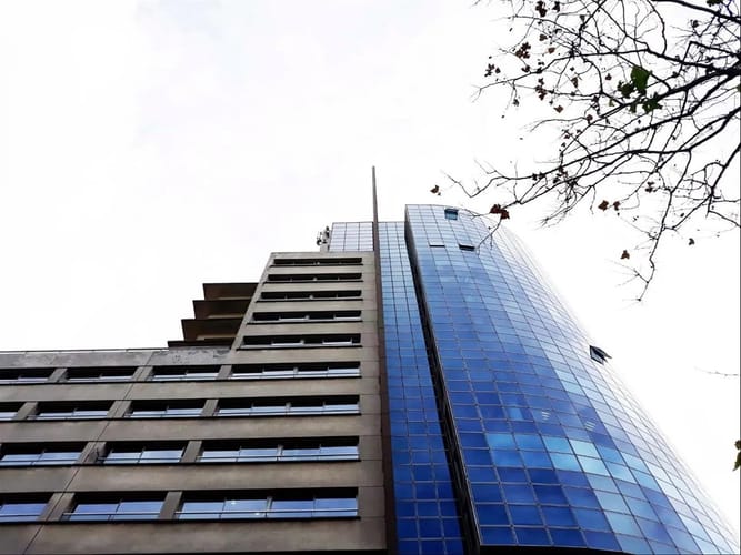 Oficina En El Centro - Alquiler - Pisos En Edificio De Categoria - Torre De Los Profesionales - Vista Espectacular · Foto 2