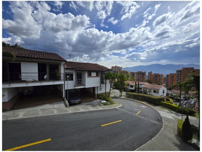 Casa de 3 alcobas en venta en Loma Del Chocho, Envigado, 330 m² · foto 1 de 24