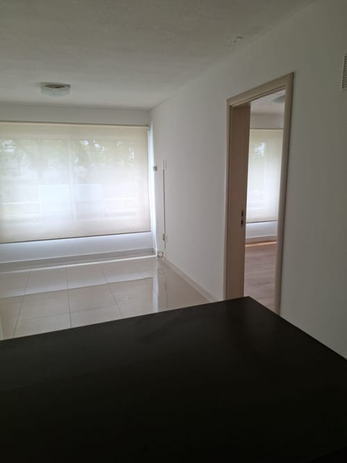 Alquiler Apartamento De 1 Dormitorio Al Frente A 2 Cuadras De La Rambla En Malvin · Foto 2