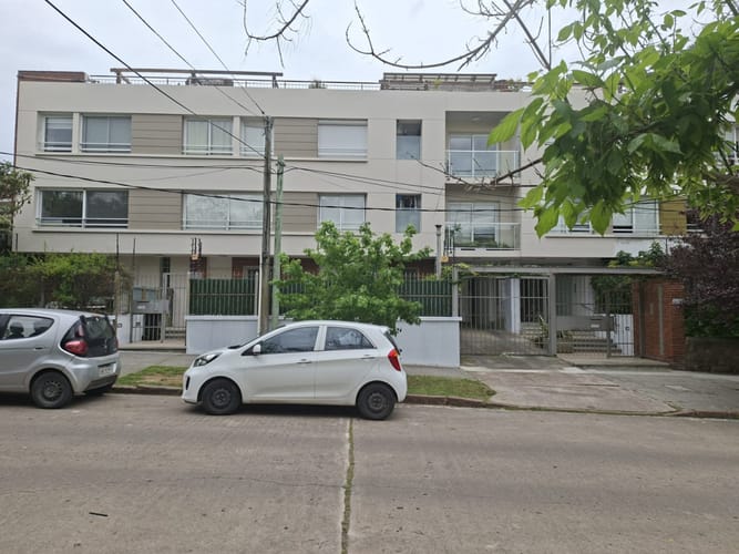 Alquiler Apartamento De 1 Dormitorio Al Frente A 2 Cuadras De La Rambla En Malvin · Foto 3