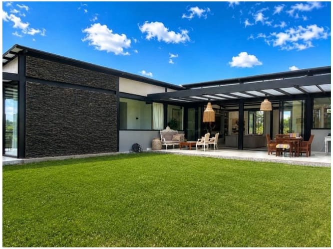 Casa de 3 alcobas en venta en Loma Del Escobero, Envigado, 260 m² · foto 1 de 9