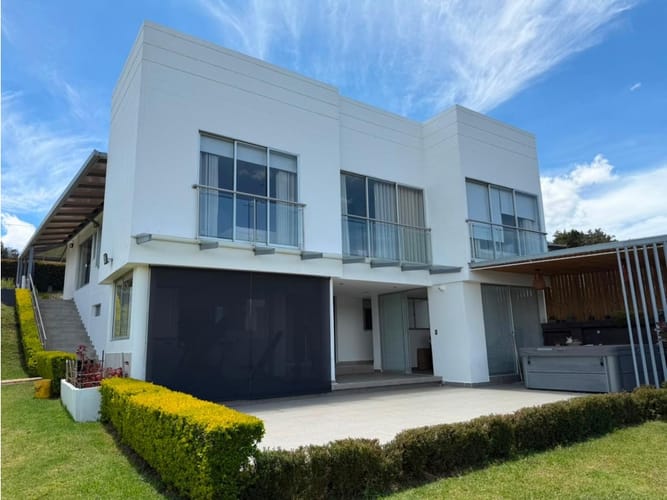 Casa de 5 alcobas en venta en Alto De La Virgen, Medellín, 286 m² · foto 1 de 24