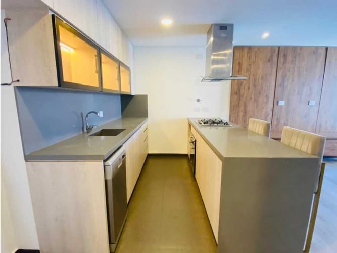 Apartamento de 2 alcobas en arriendo en Altos Del Poblado, Medellín, 81 m² · foto 2 de 21