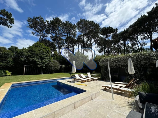 Gran Casa a la venta y alquiler Anual - en Lugano con 4 Dormitorios, Doble Garaje y Piscina climatizada · Foto 2