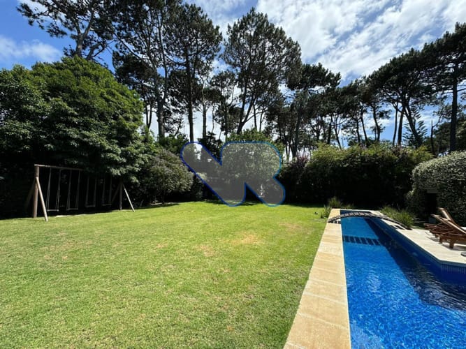 Gran Casa a la venta y alquiler Anual - en Lugano con 4 Dormitorios, Doble Garaje y Piscina climatizada · Foto 3