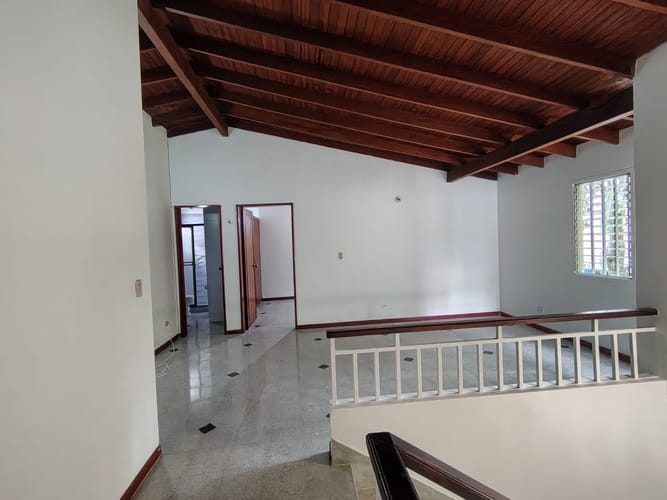 Casa de 4 alcobas en arriendo en Los Colores, Medellín, 250 m² · foto 4 de 20