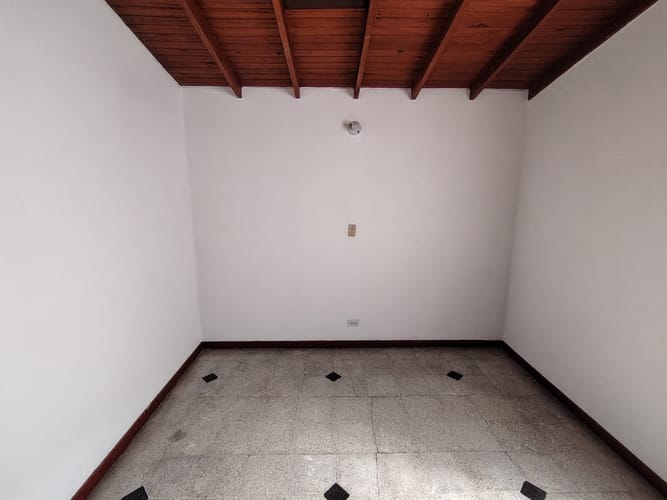 Casa de 4 alcobas en arriendo en Los Colores, Medellín, 250 m² · foto 8 de 20