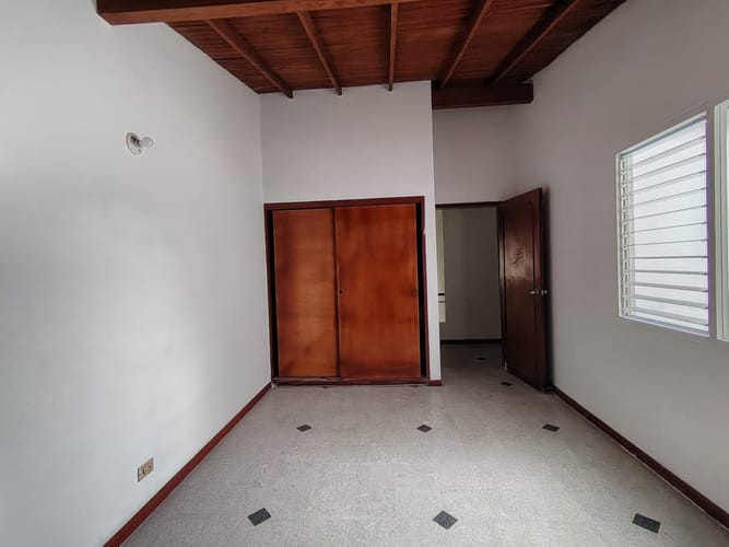 Casa de 4 alcobas en arriendo en Los Colores, Medellín, 250 m² · foto 7 de 20