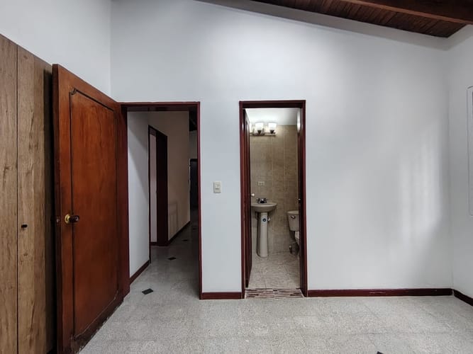 Casa de 4 alcobas en arriendo en Los Colores, Medellín, 250 m² · foto 11 de 20