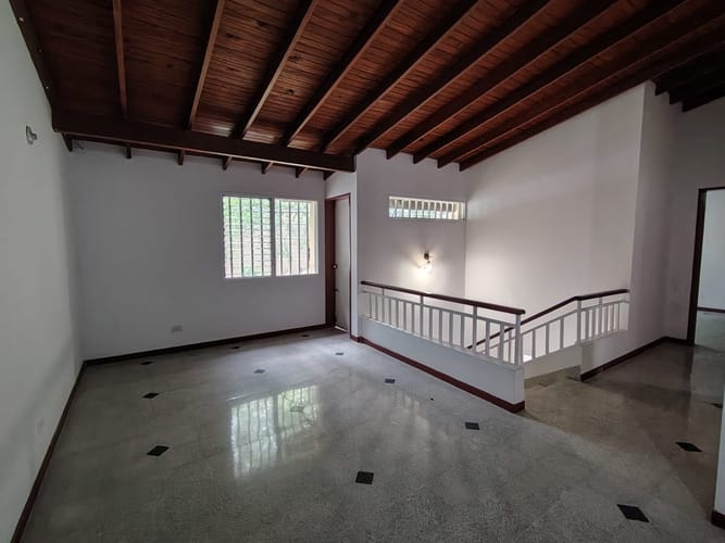 Casa de 4 alcobas en arriendo en Los Colores, Medellín, 250 m² · foto 3 de 20