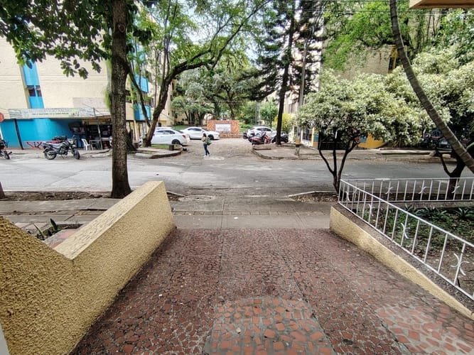 Casa de 4 alcobas en arriendo en Los Colores, Medellín, 250 m² · foto 2 de 20