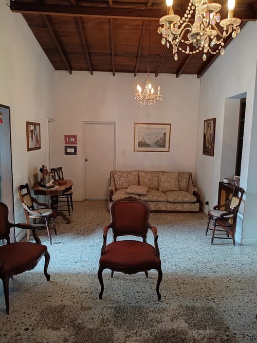 Casa de 6 alcobas en arriendo en Belén, Medellín, 220 m² · foto 3 de 10