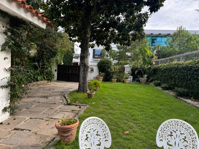 Casa en Alquiler de 3 dormitorios, 3 baños y jardín en Carrasco a metros de Sofitel y La Rambla · Photo 2
