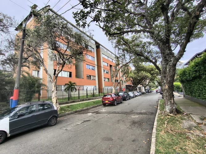 Apartamento de 3 alcobas en arriendo en Altamira, Medellín, 78 m² · foto 2 de 4