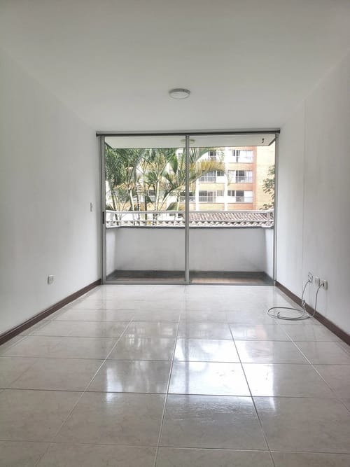 Apartamento de 3 alcobas en arriendo en Loma De Los Bernal, Medellín, 68 m² · foto 2 de 10