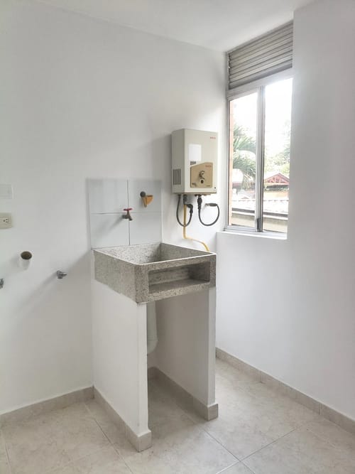 Apartamento de 3 alcobas en arriendo en Loma De Los Bernal, Medellín, 68 m² · foto 5 de 10