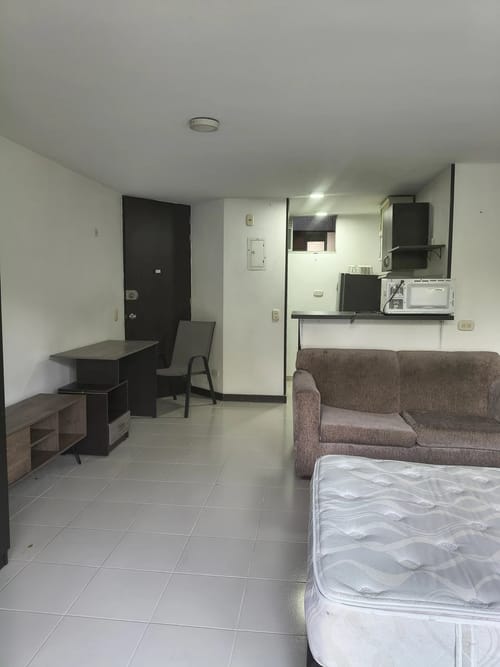 Apartamento en arriendo en Los Alcazares, Medellín, 35 m² · foto 3 de 10