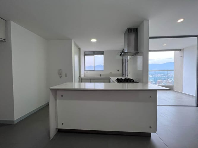Apartamento de 3 alcobas en arriendo en El Poblado, Medellín, 100 m² · foto 3 de 15