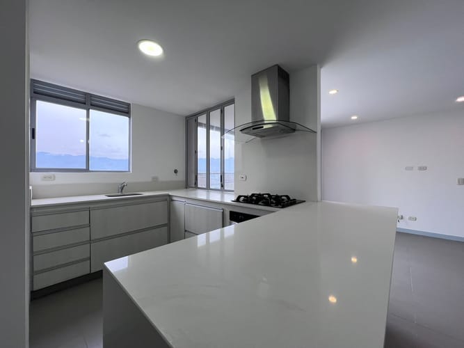 Apartamento de 3 alcobas en arriendo en El Poblado, Medellín, 100 m² · foto 2 de 15