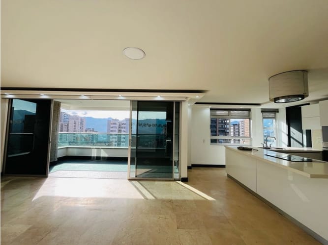 Apartamento de 3 alcobas en venta en Castropol, Medellín, 138 m² · foto 2 de 23