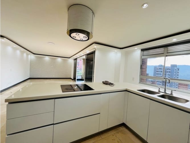 Apartamento de 3 alcobas en venta en Castropol, Medellín, 138 m² · foto 3 de 23