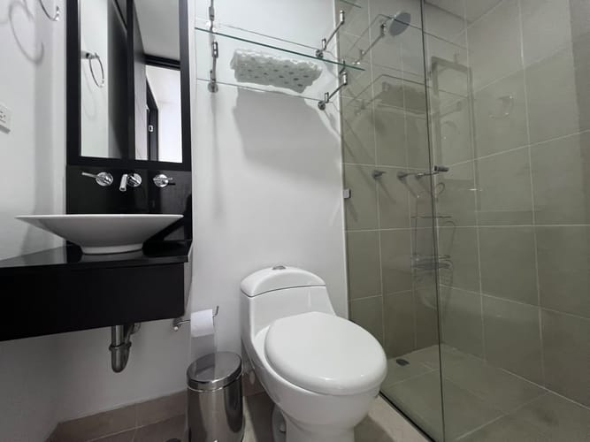 Apartamento de 2 alcobas en arriendo en El Poblado, Medellín, 73 m² · foto 11 de 12