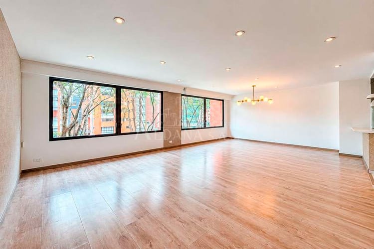 Apartamento de 2 alcobas en venta en Chico Norte, Bogotá, 160 m² · foto 2 de 18