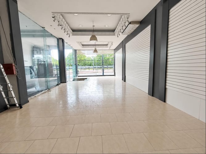 ALQUILER Local comercial de 132m2 en zona de outlets en Aguada · Foto 4