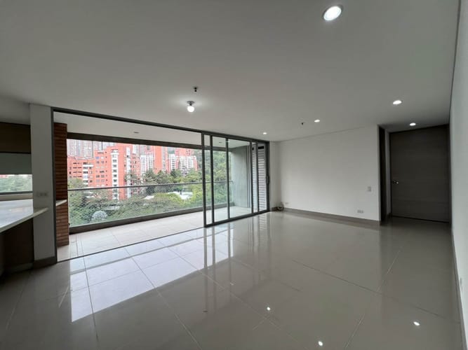 Apartamento de 3 alcobas en arriendo en El Poblado, Medellín, 133 m² · foto 2 de 18