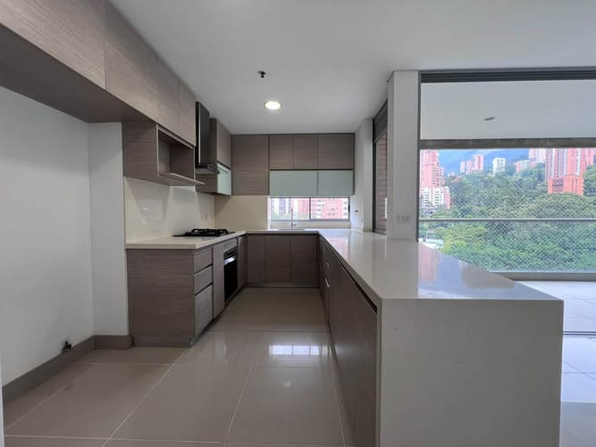 Apartamento de 3 alcobas en arriendo en El Poblado, Medellín, 133 m² · foto 4 de 18