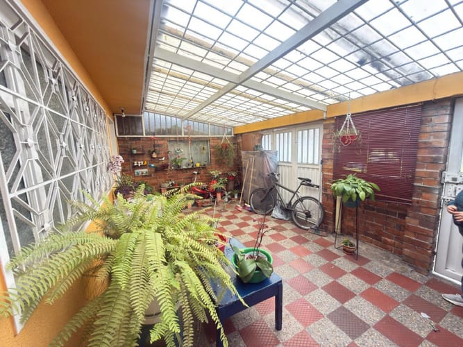 Casa de 6 alcobas en venta en Gustavo Restrepo, Bogotá, 252 m² · foto 2 de 24