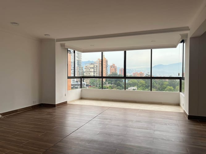 Apartamento de 3 alcobas en arriendo en Oviedo, Medellín, 210 m² · foto 2 de 19