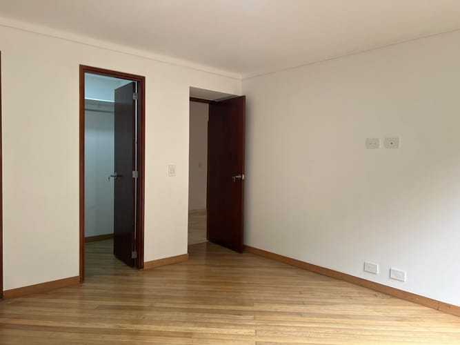 Apartamento de 3 alcobas en arriendo en Oviedo, Medellín, 210 m² · foto 13 de 19