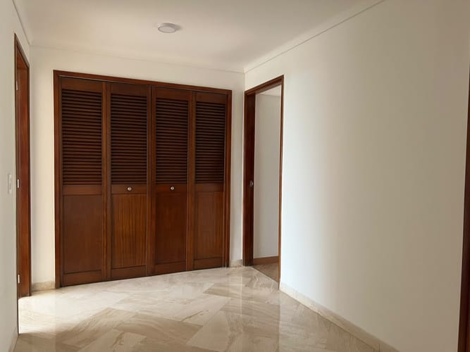Apartamento de 3 alcobas en arriendo en Oviedo, Medellín, 210 m² · foto 10 de 19