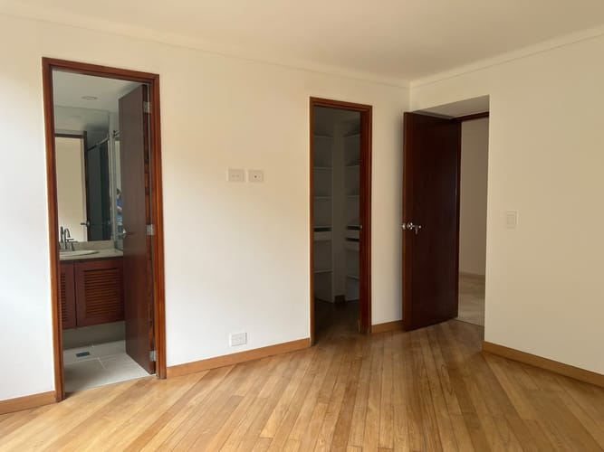 Apartamento de 3 alcobas en arriendo en Oviedo, Medellín, 210 m² · foto 14 de 19