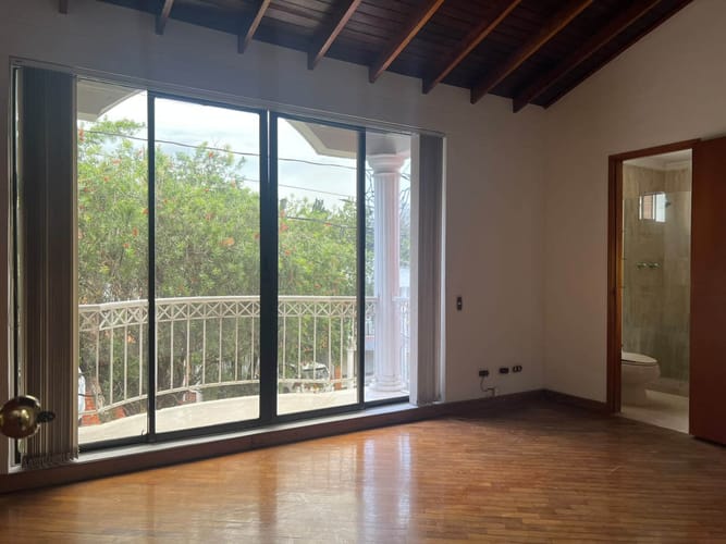 Casa de 3 alcobas en arriendo en El Poblado, Medellín, 330 m² · foto 2 de 17