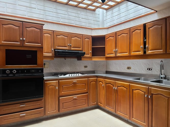 Casa de 3 alcobas en arriendo en El Poblado, Medellín, 330 m² · foto 3 de 17