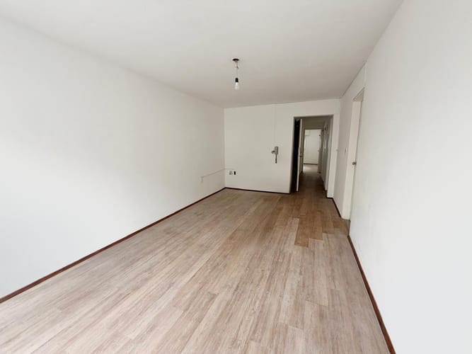 Apartamento 2 Dormitorios al frente, reciclado, con terraza y garage Minas y 18 de Julio · Foto 2